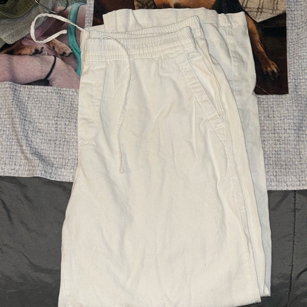 Old Navy women’s white linen pants. Size L.